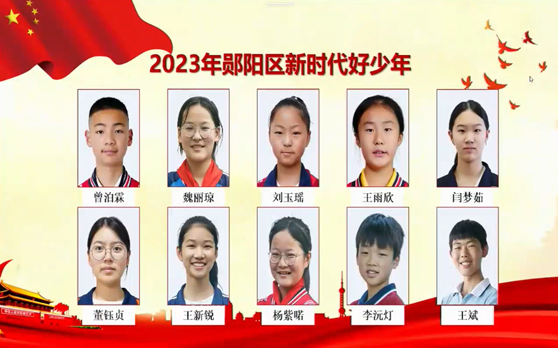 学生代表为姚天成老红军佩戴红领巾 王珊珊摄影.jpg