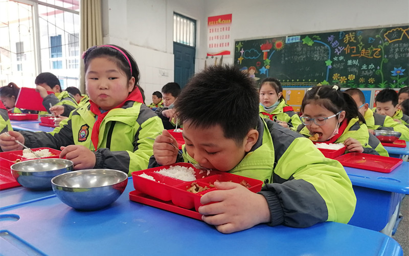 张湾区实验小学开展“文明托餐，光盘行动”主题教育活动3.jpg